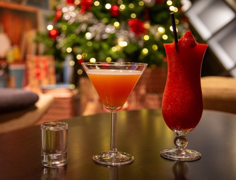 Cocktail drinks on a coffee table in the lounge space of Sleeperz Dundee at Christmas time.